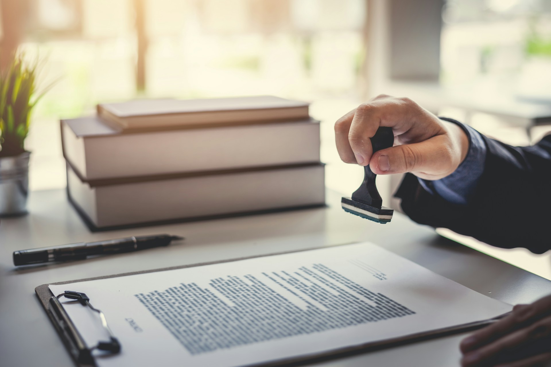 Understanding Notary Requirements for Business Contracts